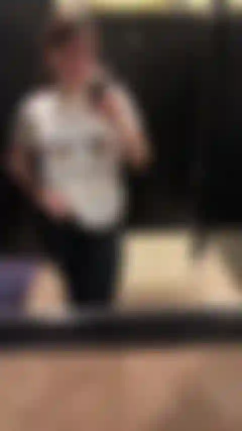 Je joue avec mes seins.