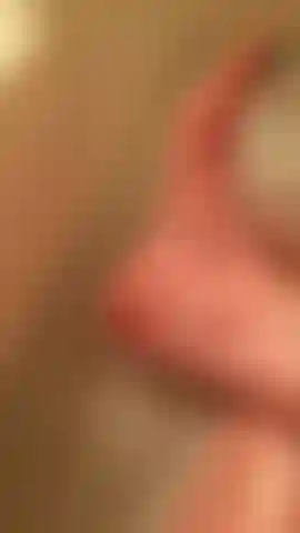 Je me frotte les pieds en douceur.