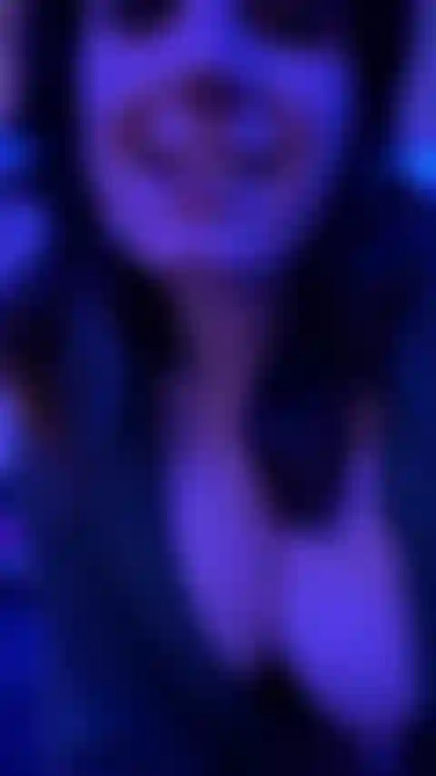 Je joue aux tétons et je parle grossièrement.