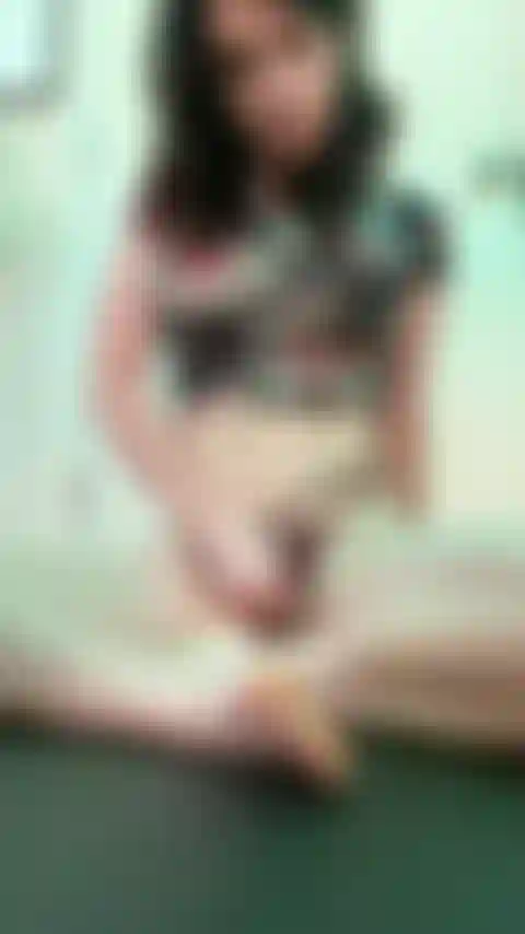 Je doigte ma chatte dégoulinante et mouillée.