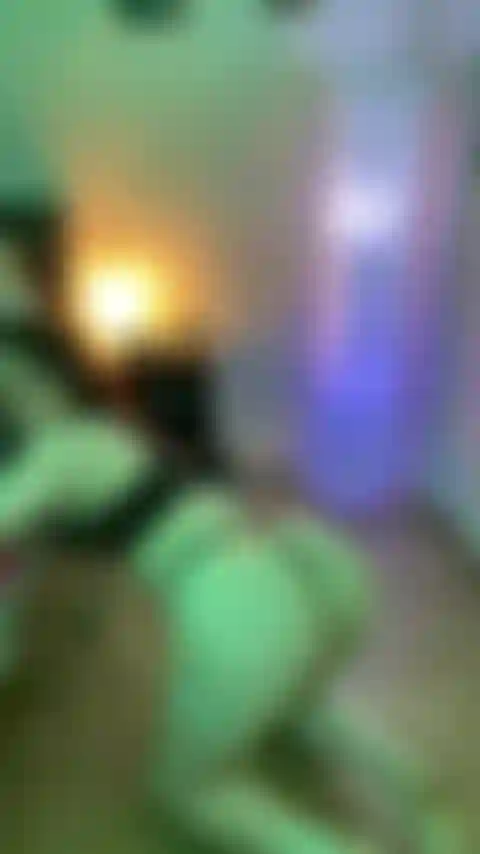 Beaucoup de fesses tremblent et applaudissent.