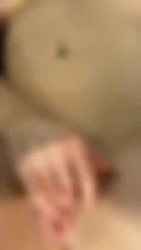 Suppliant d'être baisée seulement pour être baisée assez longtemps pour prendre une éjaculation dans le cul.