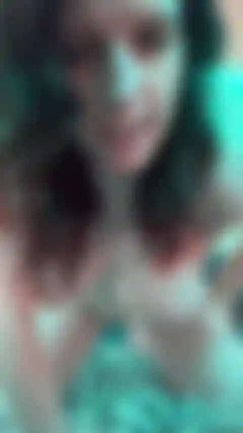 Je chevauche ta bite noire tout en jouant avec mes gros seins.