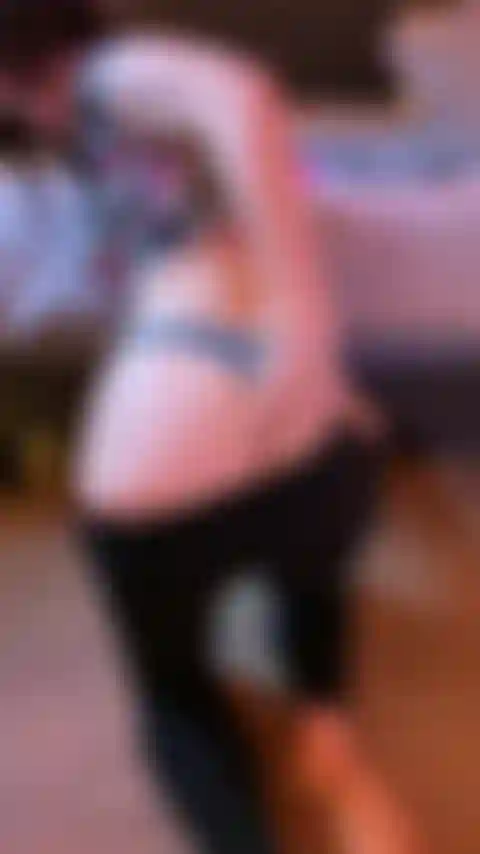 Je doigte et je goûte ma chatte mouillée.