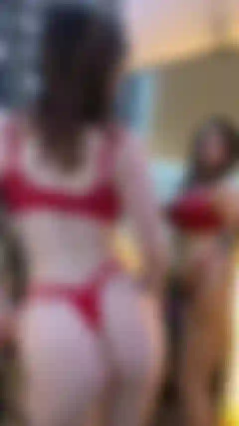 Je danse et je me déshabille devant un miroir.