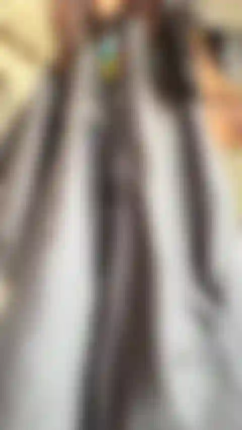 Je suis coquine dans la salle de bain lors de mon rendez-vous chez le coiffeur.