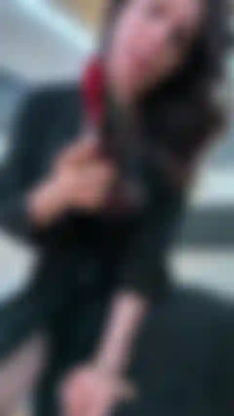 J'essaie mon nouveau gode dragon.