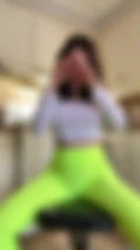 Je twerk et je chevauche ta grosse bite dure.