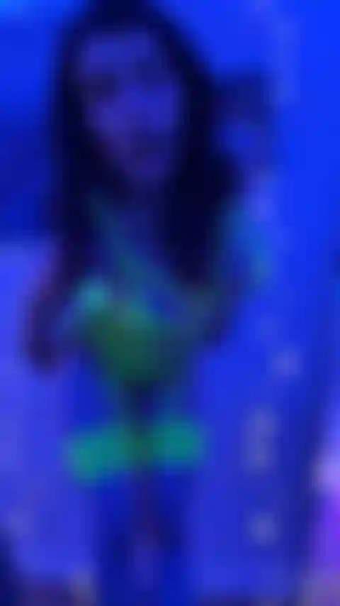 Glo in the dark s'amuse.