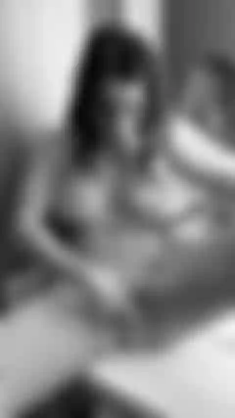 Me baise avec mon gode bbc sur le comptoir de la salle de bain.