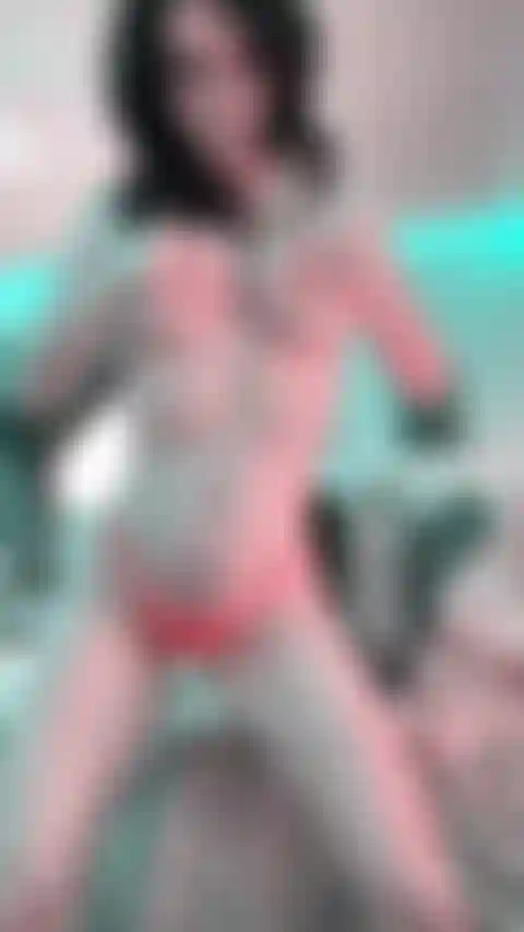 Je doigte ma chatte mouillée.