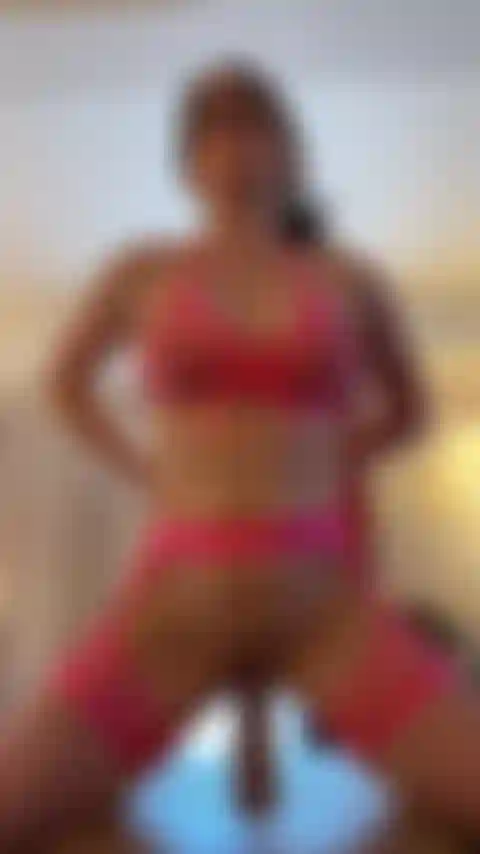 Je chevauche et je twerke sur mon gode.