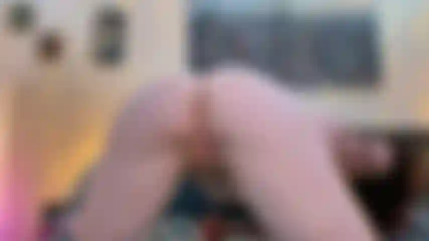 Je twerk et je chevauche ta bite de cow-girl de réserve, puis je la lèche proprement.