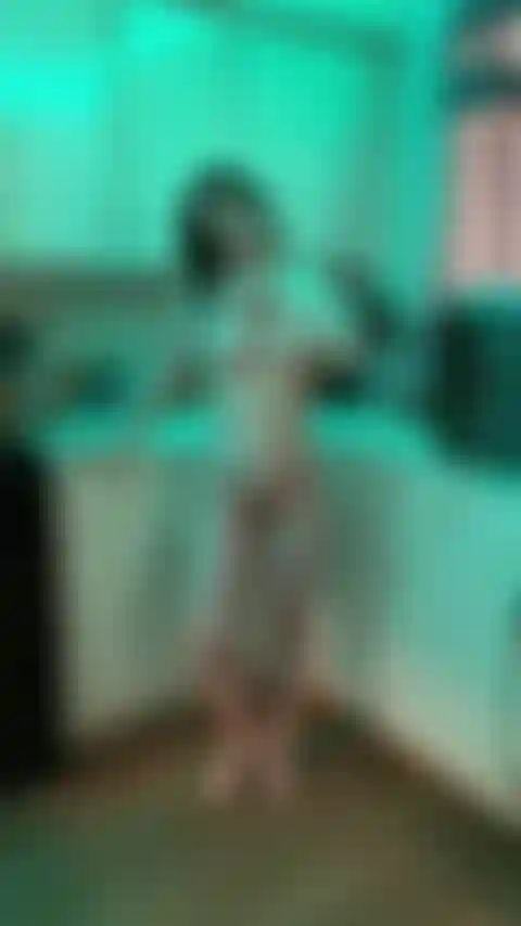 On joue avec mes seins dans la cuisine.