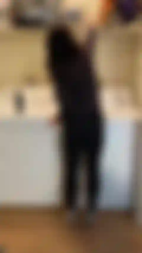 Je me salis sur la machine à laver.