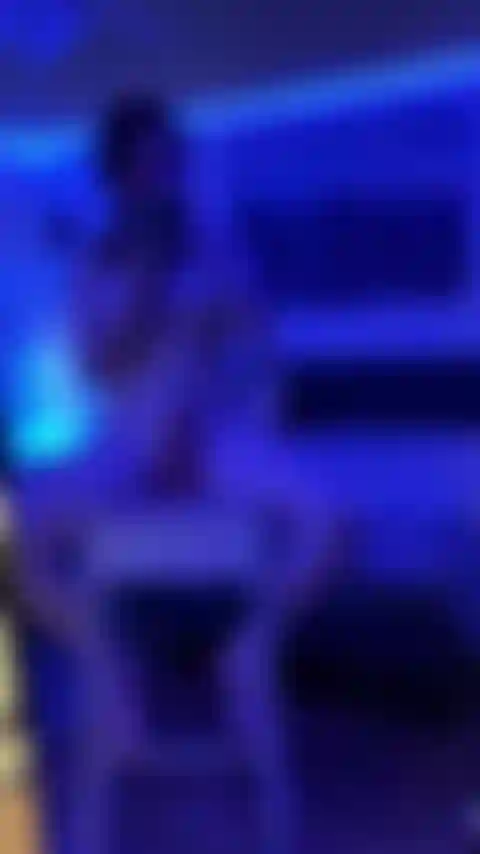 Je me détends dans ma nouvelle chaise préférée.