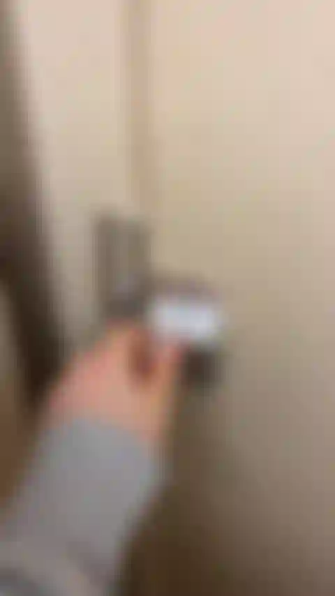 Je m'amuse dans les toilettes publiques.