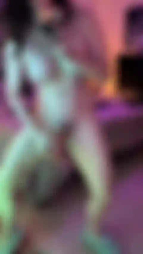 Je me baise debout, devant le miroir.