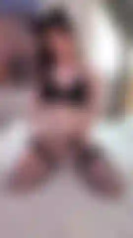 Une chatte coquine se doigte le cul.