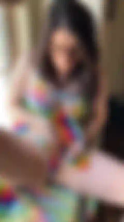 Je jouis près de la fenêtre.