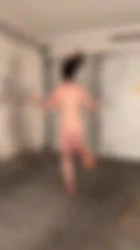 Saut à la corde au ralenti - vue sur le cul.