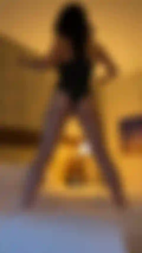 Je danse et je me déshabille.