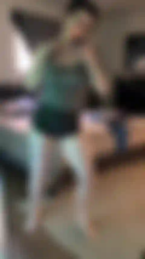 Viens jouer avec mes seins.