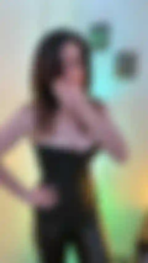 Je ris et me moque de ta petite bite.