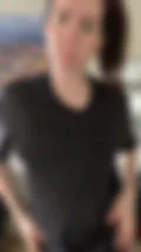 J'enlève ma chemise et je jouis sur mes seins.