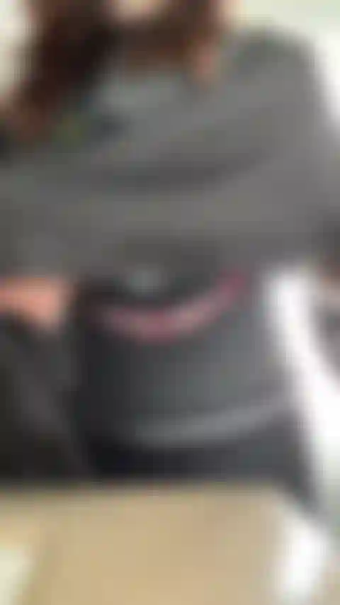 Exhibant ces gros seins.