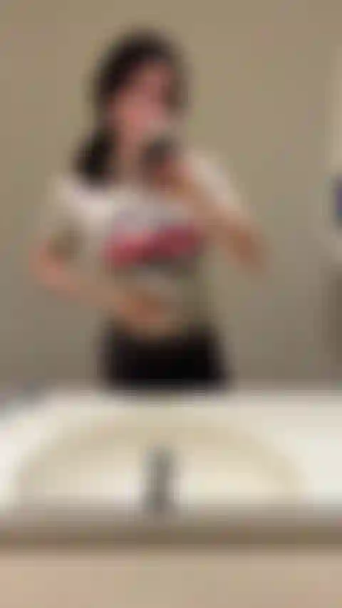 Les toilettes publiques doivent voir mes seins.