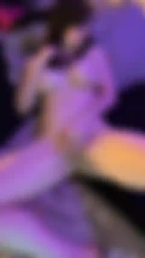 Voyeur jouissant avec mon stimulateur de clitoris.