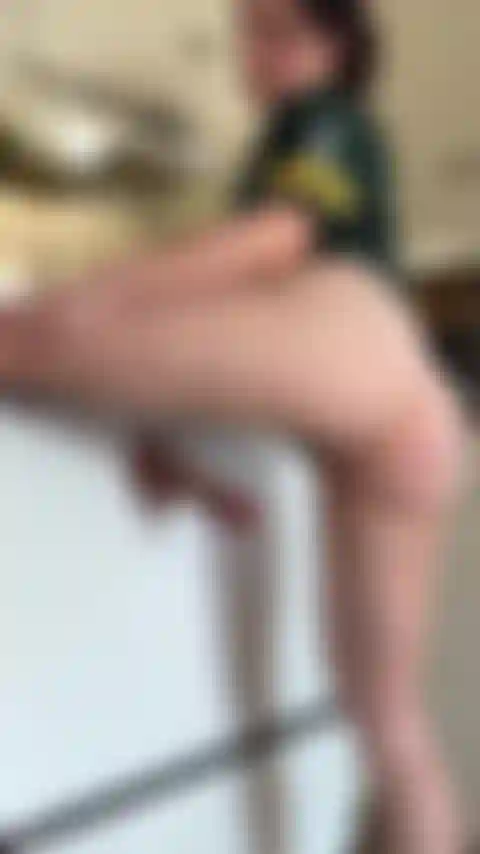 Je baise mes chagrins de football sur ce pauvre gode.