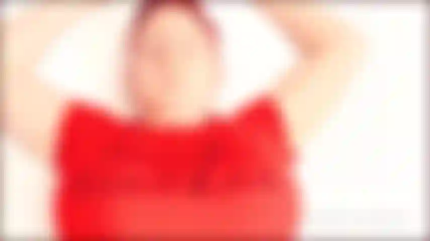 Des seins rebondissants pendant qu'ils sont baisés durement (garçon/fille).