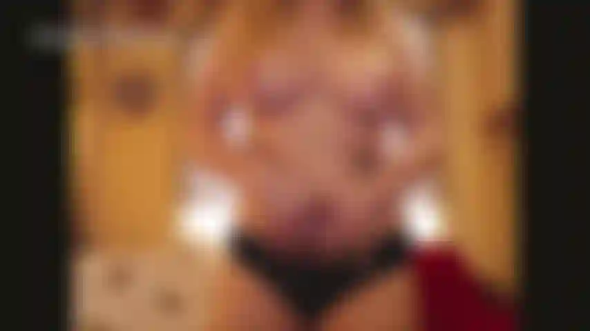 Je m'exhibe en culotte noire.