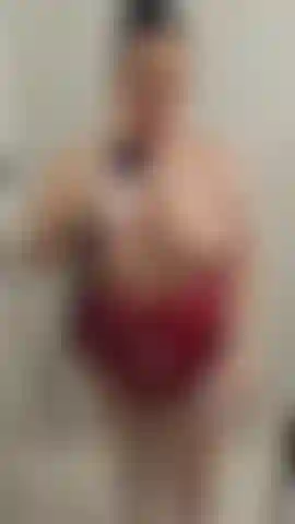 Une milf excitée sous la douche.