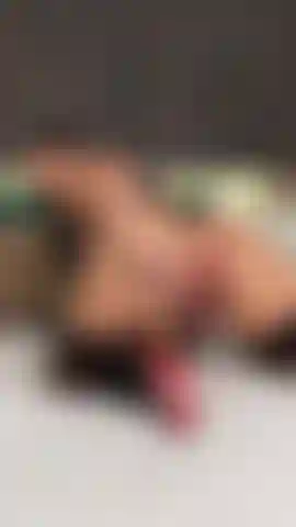 Une milf salope avec un cul et des seins énormes.