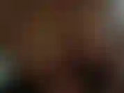 Faisant rebondir mes énormes seins de 40 litres hors d'un minuscule bikini, me coupant en gros plan en leur donnant une branlette.