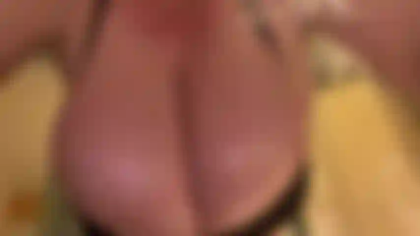 Huilant, balançant et faisant rebondir mes énormes seins.