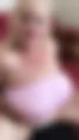 Un tube et un string roses.