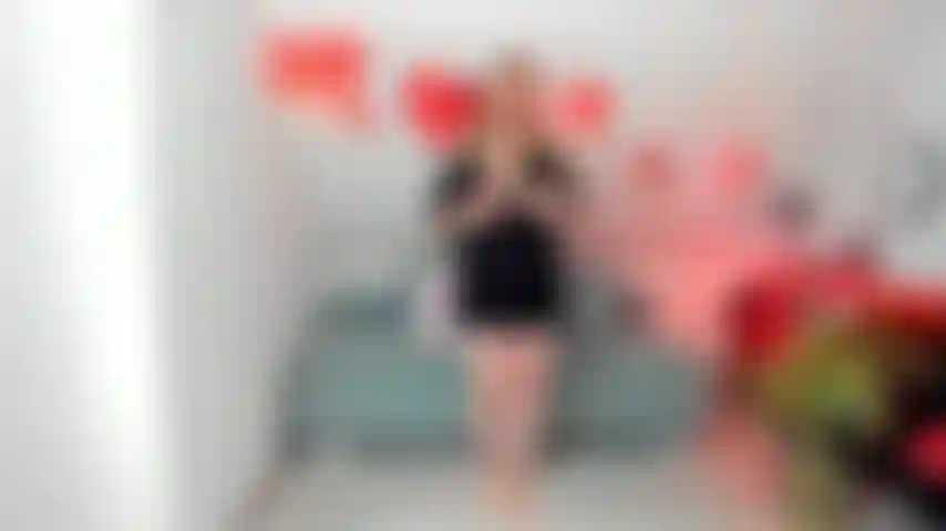 Taquine à lunettes, jouant avec un gode.