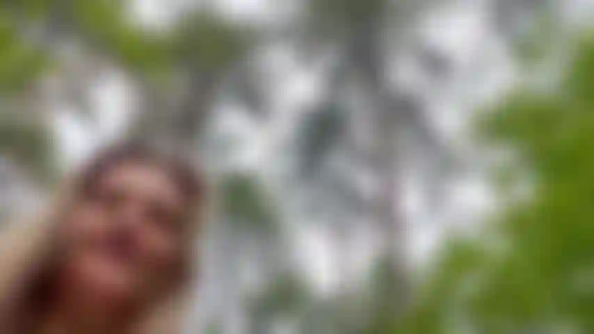 Toute naturelle en forêt, me mettant nue et montrant mes pieds en forêt.