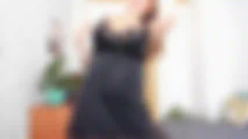 Une belle fille aux gros seins enceinte avec un gros ventre se déshabille, saute sur le fitball, huile le ventre, les seins et la chatte, se masturbe et jouit!