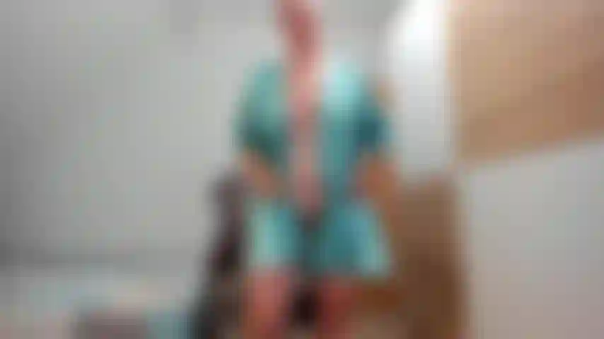 De l'huile sur tout mon corps, je joue avec moi-même, je me doigte le cul.