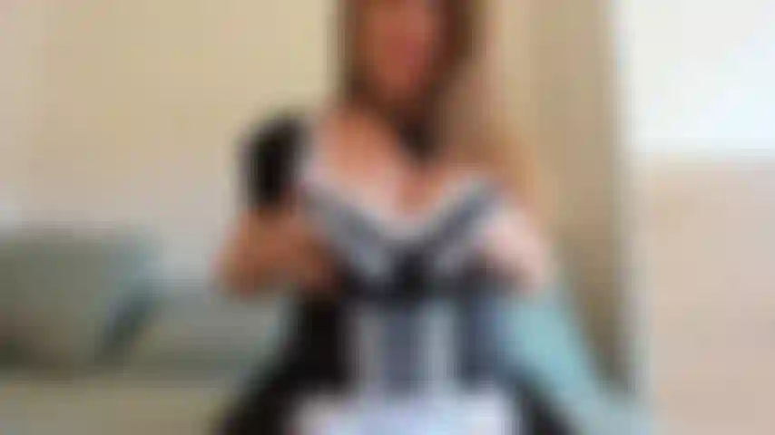 Une femme de chambre excitée, un jeu de chatte, un véritable orgasme.