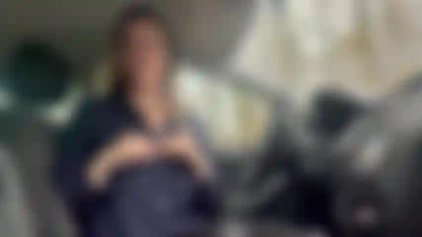 Je me déshabille dans la voiture.