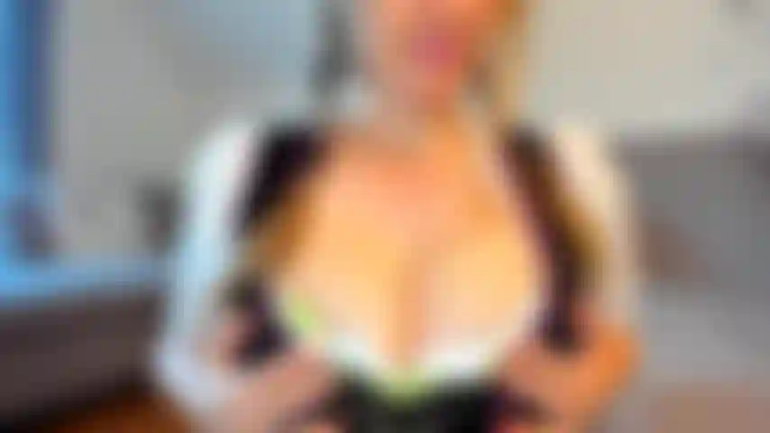 Une fille sexy aux gros seins d'octoberfest taquine, joue avec elle-même, se déshabille, éjacule et se fait éjaculer sur les seins.