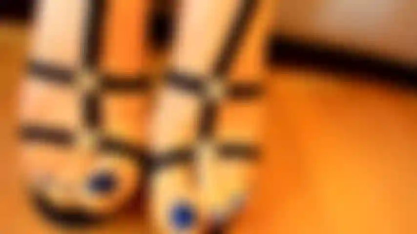 Joi et j'adore les pieds dans une robe en latex noir.