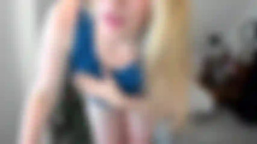 Un décolleté lent et des seins flashés à la fin.