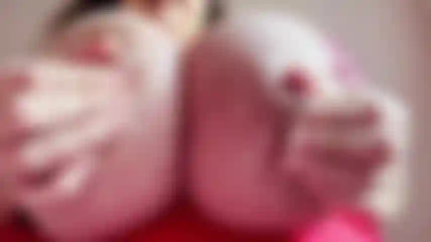 Je joue avec les tétons et je parle sale.